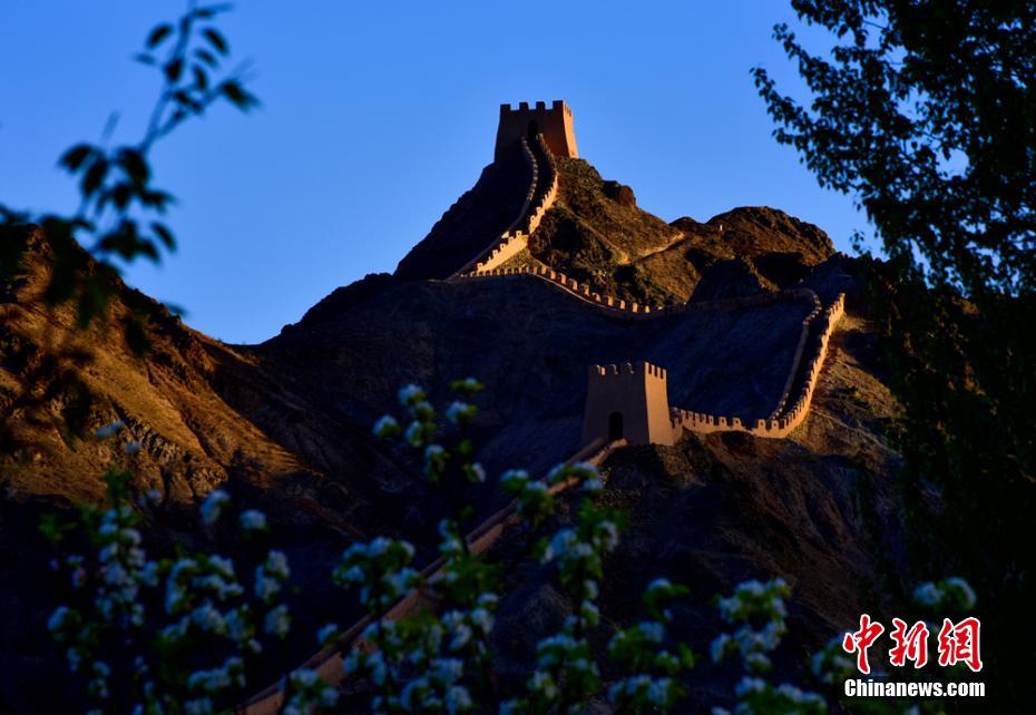 花咲き誇り絶景広がる甘粛省嘉峪関市の萬里の長(zhǎng)城