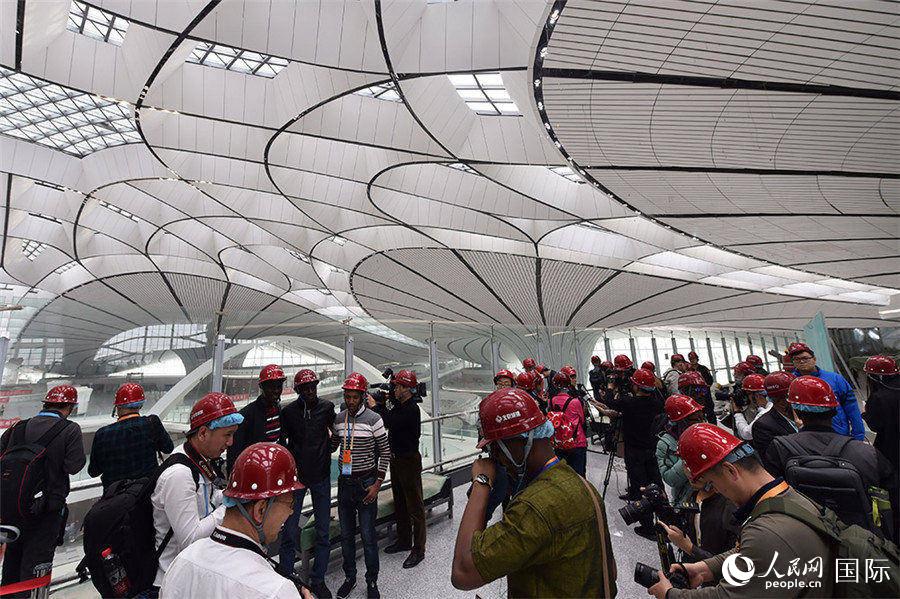 北京大興國(guó)際空港のターミナルビルの內(nèi)裝工事が最終段階に突入