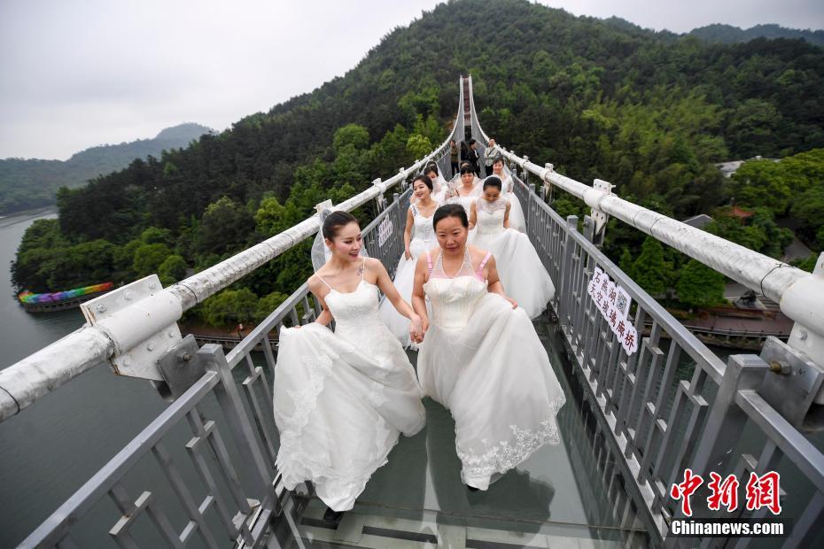 湖南省、女性労働者がウェディングドレスを著てガラスの吊り橋に集合