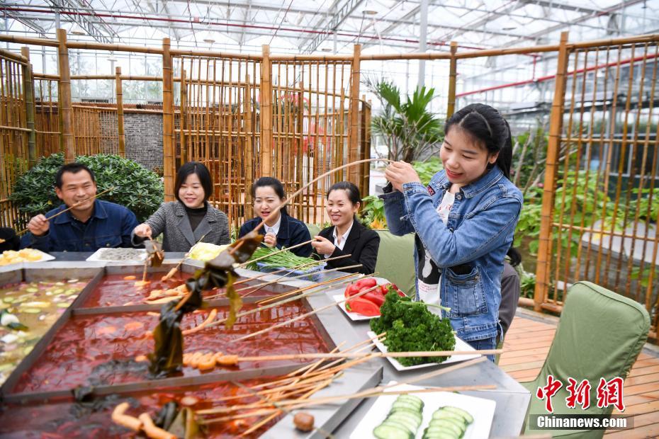 メーデー祝い、自家製野菜を麻辣燙で味わう農(nóng)業(yè)従事者たち　湖南省