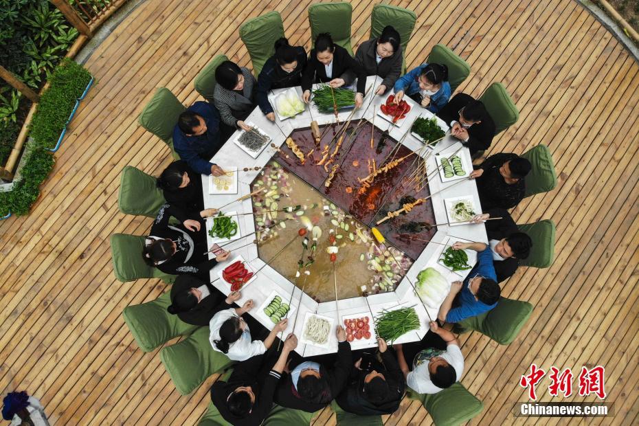 メーデー祝い、自家製野菜を麻辣燙で味わう農(nóng)業(yè)従事者たち　湖南省