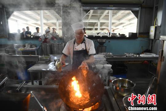 重慶の観光スポットが1元料理販売　4連休で2萬皿以上の売り上げ