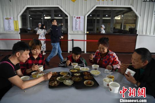 重慶の観光スポットが1元料理販売　4連休で2萬皿以上の売り上げ