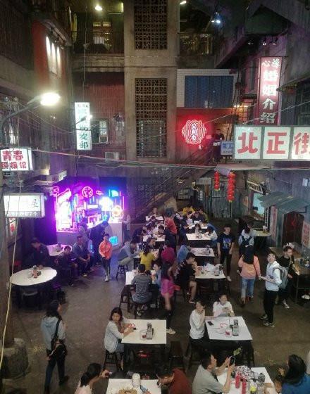 ネットで人気のザリガニ店。