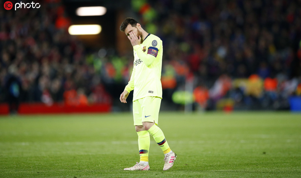 フィールドで悲嘆にくれるメッシ（寫真著作権は東方ICが所有のため転載禁止）。