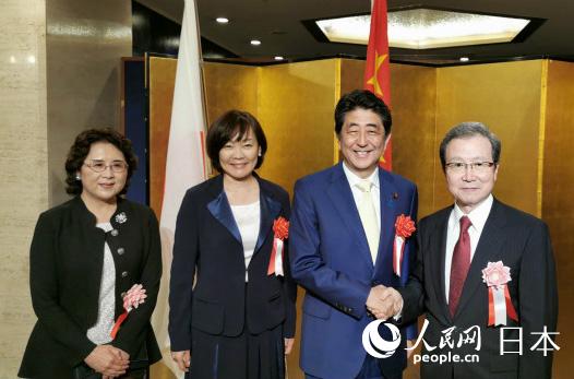 程永華大使離任レセプションに出席した安倍首相夫妻。寫真右から順に程永華大使、安倍首相、昭恵夫人、汪婉夫人。