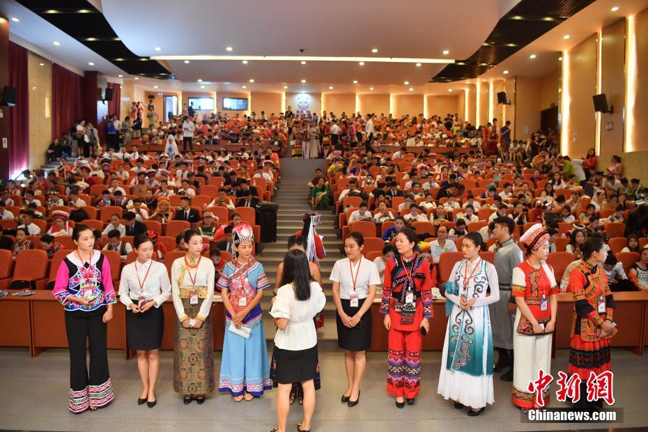 航空會(huì)社が少數(shù)民族の客室乗務(wù)員を募集採(cǎi)用