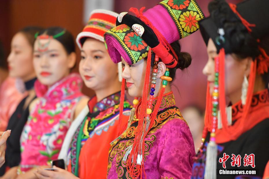 航空會(huì)社が少數(shù)民族の客室乗務(wù)員を募集採(cǎi)用