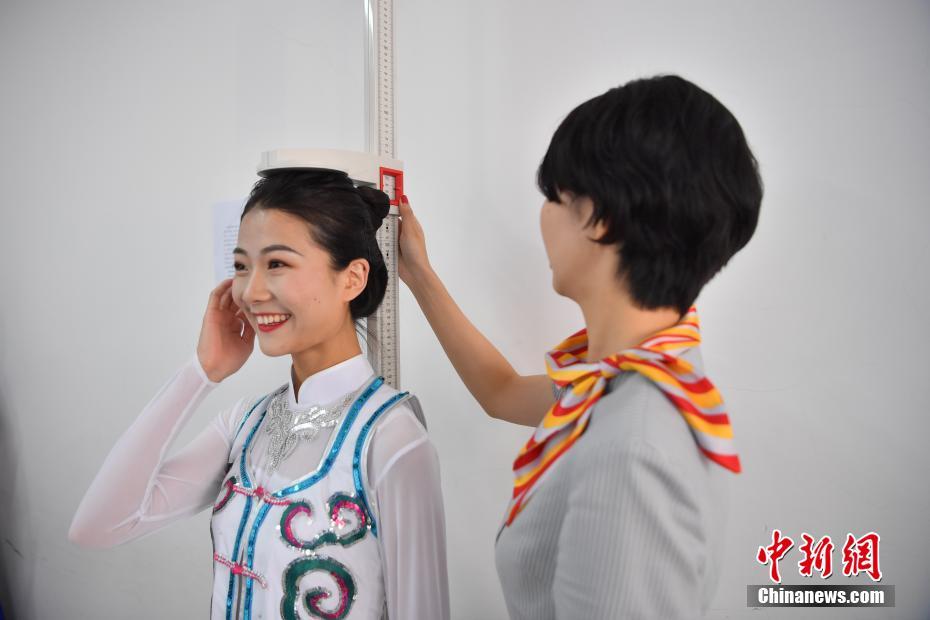 航空會社が少數民族の客室乗務員を募集採用