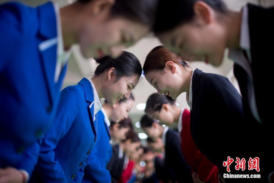 笑顔トレーニングで筋肉痛？全國青年運(yùn)動會の大學(xué)生ボランティア