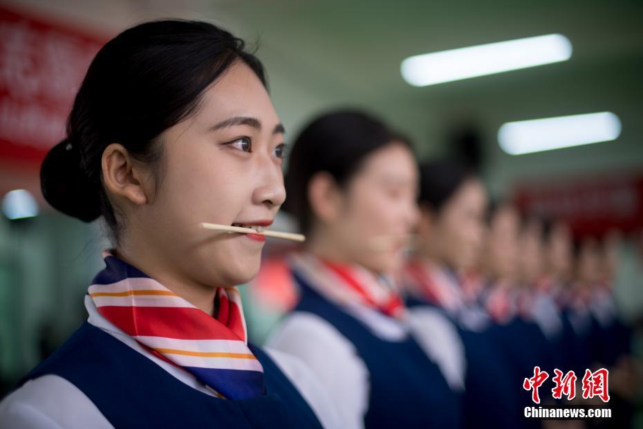 笑顔トレーニングで筋肉痛？全國青年運(yùn)動(dòng)會(huì)の大學(xué)生ボランティア