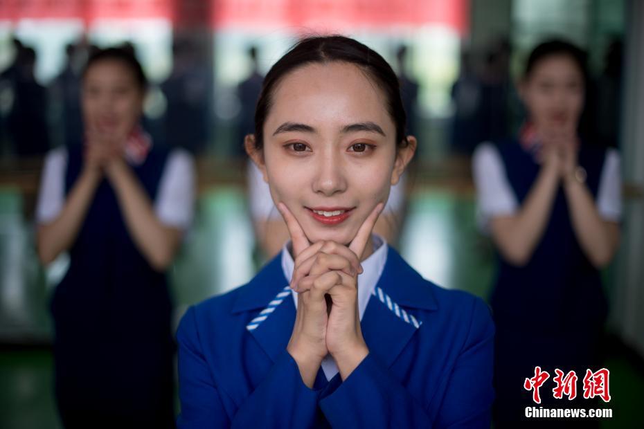 笑顔トレーニングで筋肉痛？全國青年運動會の大學(xué)生ボランティア