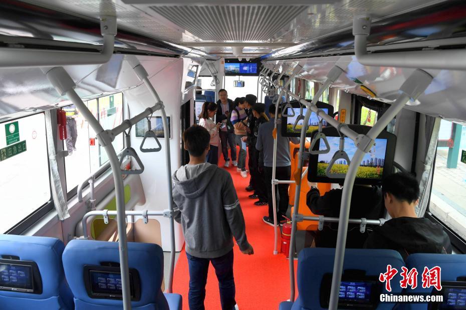 街を走るパンダ！福建省福州市にパンダデザインのスマートバス登場(chǎng)