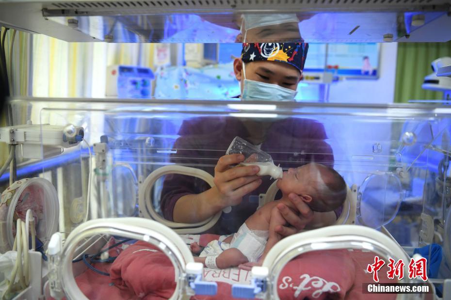 重慶の病院で働く男性看護(hù)師の1日を追う