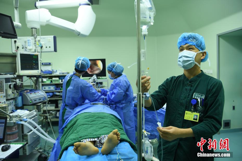 重慶の病院で働く男性看護(hù)師の1日を追う