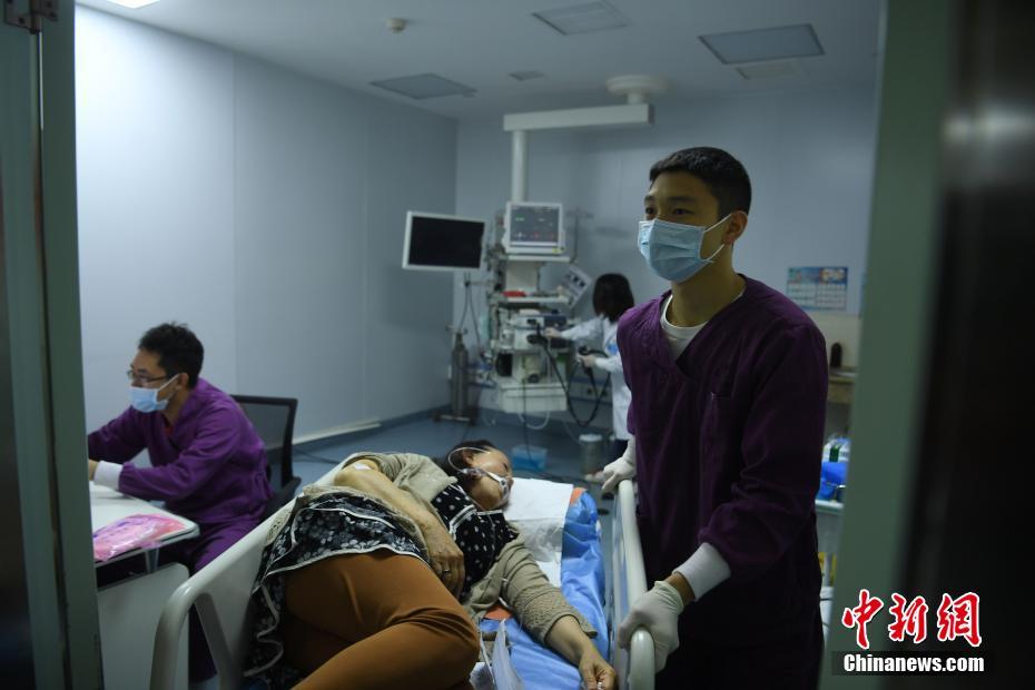 重慶の病院で働く男性看護師の1日を追う