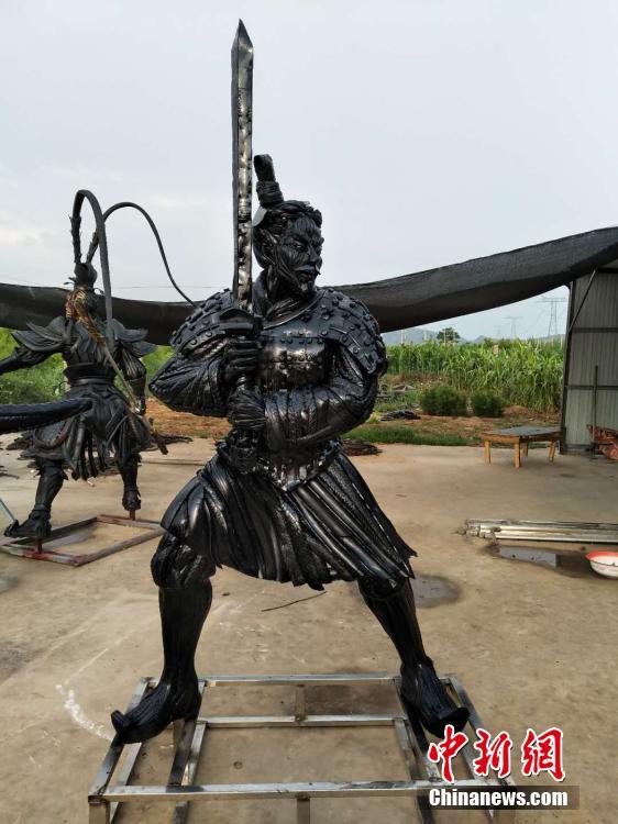 今にも動(dòng)き出しそう！リアルすぎる大型フィギアの材料は廃タイヤ　河北省