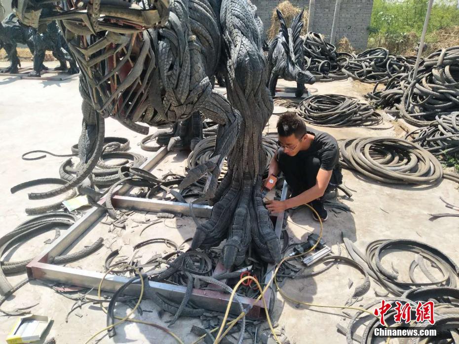 今にも動き出しそう！リアルすぎる大型フィギアの材料は廃タイヤ　河北省