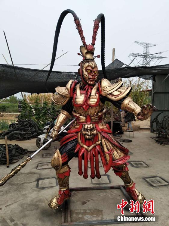 今にも動き出しそう！リアルすぎる大型フィギアの材料は廃タイヤ　河北省