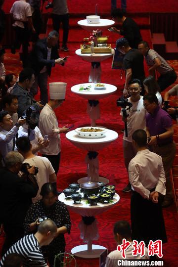 美食の祭典！中日韓のふぐ調(diào)理師ショーが江蘇省で開催