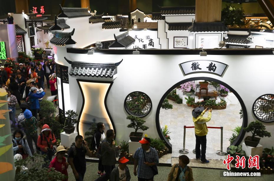 5月13日、大勢(shì)の來(lái)場(chǎng)者で賑わう北京世界園蕓博覧會(huì)の中國(guó)館（撮影?趙雋）。