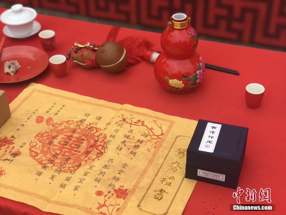 明朝スタイルの結(jié)婚式　 広西チワン族自治區(qū)柳州市の東門で6組が挙式