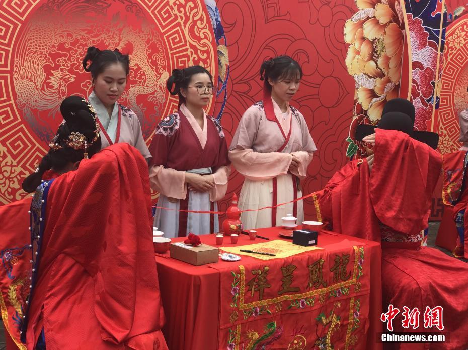 明朝スタイルの結(jié)婚式　 広西チワン族自治區(qū)柳州市の東門で6組が挙式