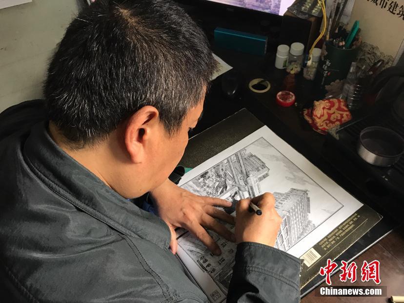 警備員の男性がボールペンで描き上げた重慶の観光スポット20點