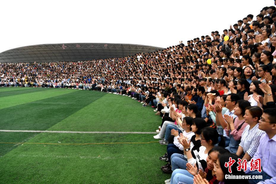 安徽省の高校3年生2300人が「ヘビー級(jí)卒業(yè)集合寫(xiě)真」撮影