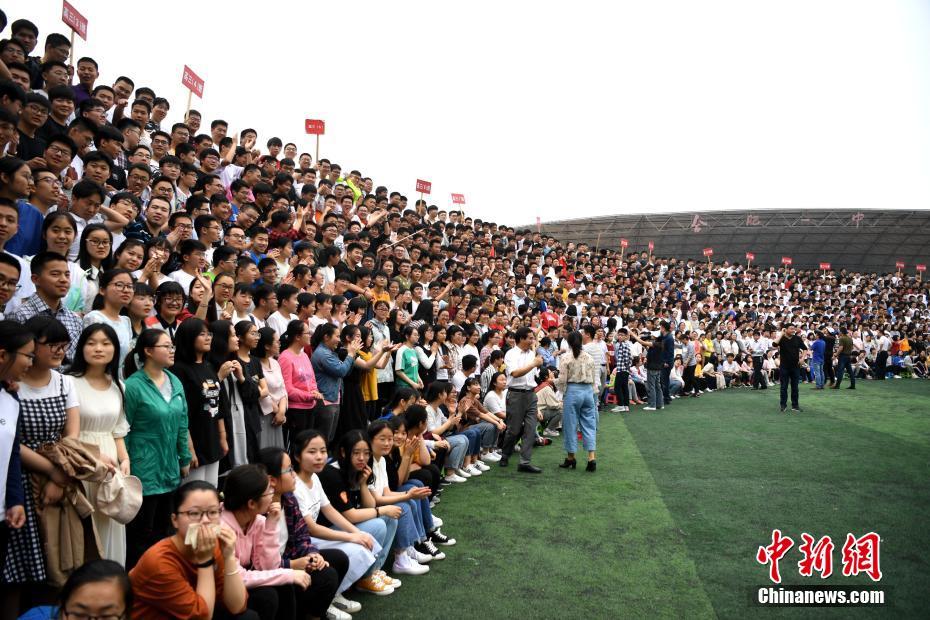 安徽省の高校3年生2300人が「ヘビー級卒業(yè)集合寫真」撮影