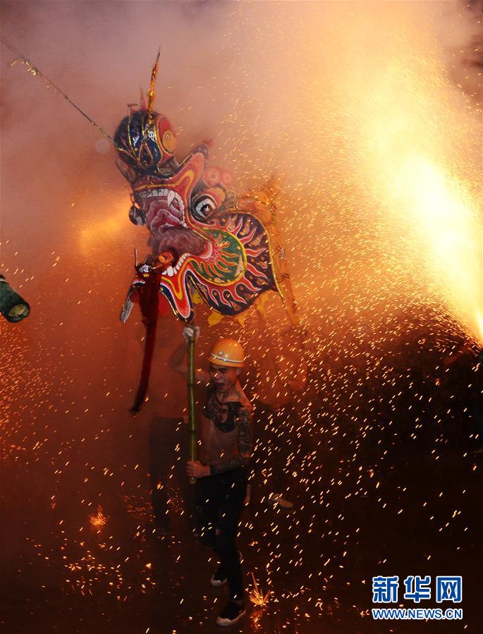 湖南省吉首市馬頸●鎮(zhèn)（●は土へんに幼）の鉄を液狀に溶かしてまき散らす伝統(tǒng)パフォーマンス「火竜鋼花」（2019年2月17日撮影?姚方）。