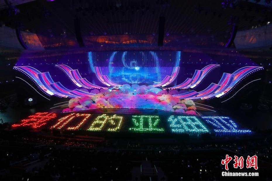 習(xí)近平主席夫妻が各國(guó)首脳夫妻とアジア文化カーニバルに出席