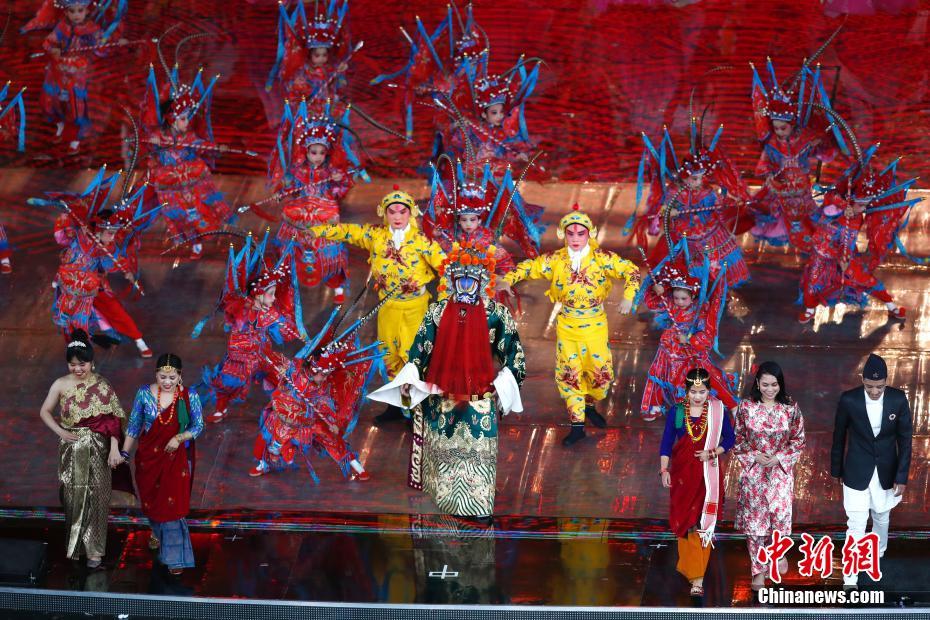 習(xí)近平主席夫妻が各國(guó)首脳夫妻とアジア文化カーニバルに出席