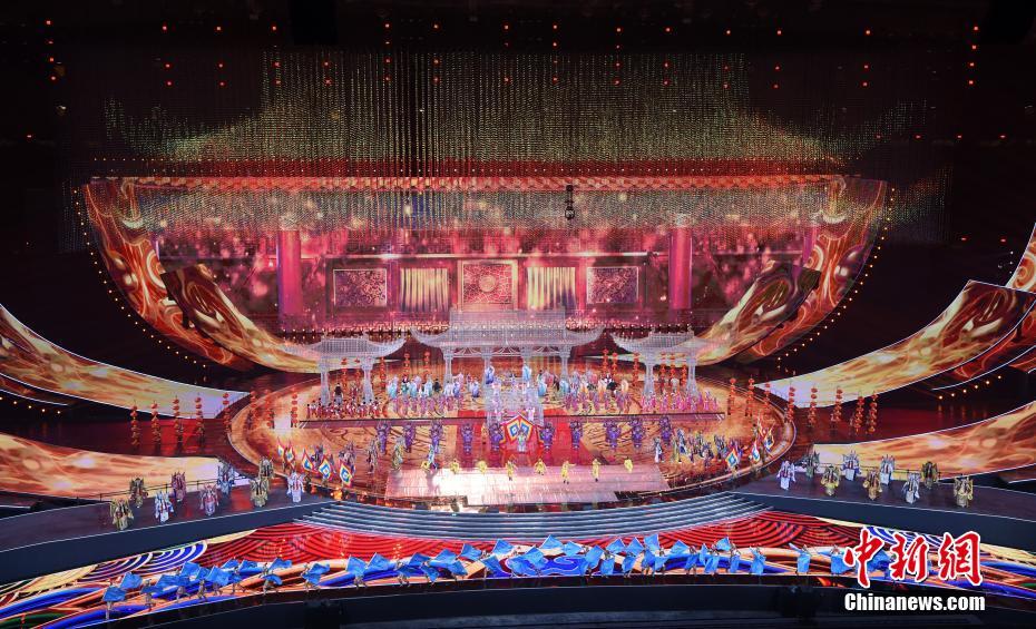 習(xí)近平主席夫妻が各國首脳夫妻とアジア文化カーニバルに出席