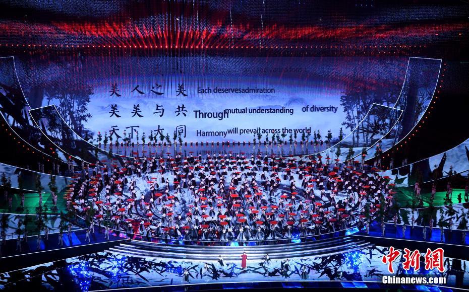 習(xí)近平主席夫妻が各國首脳夫妻とアジア文化カーニバルに出席