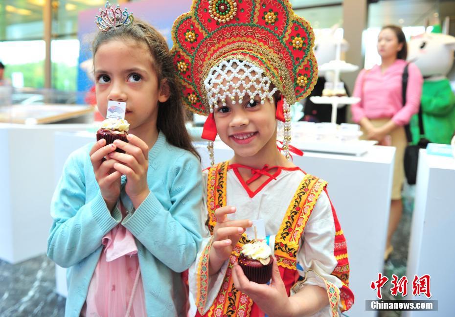 料理を試食する外國人の子供2人（撮影?張茵）。