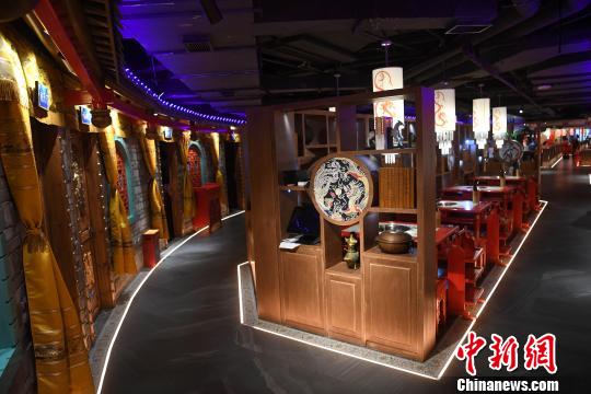 重慶で「火鍋博物館」オープン　ホールスタッフは伝統(tǒng)衣裝で接客
