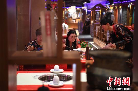 重慶で「火鍋博物館」オープン　ホールスタッフは伝統(tǒng)衣裝で接客
