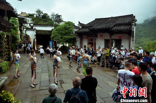 「中國観光の日」 江西省篁嶺古村でチャイナドレスのフラッシュモブ