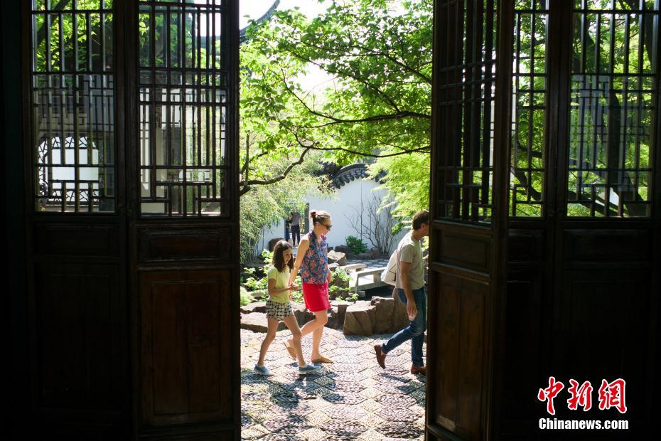 観光客で賑わう NYの中國庭園チャイニーズ?スカラーズ?ガーデン