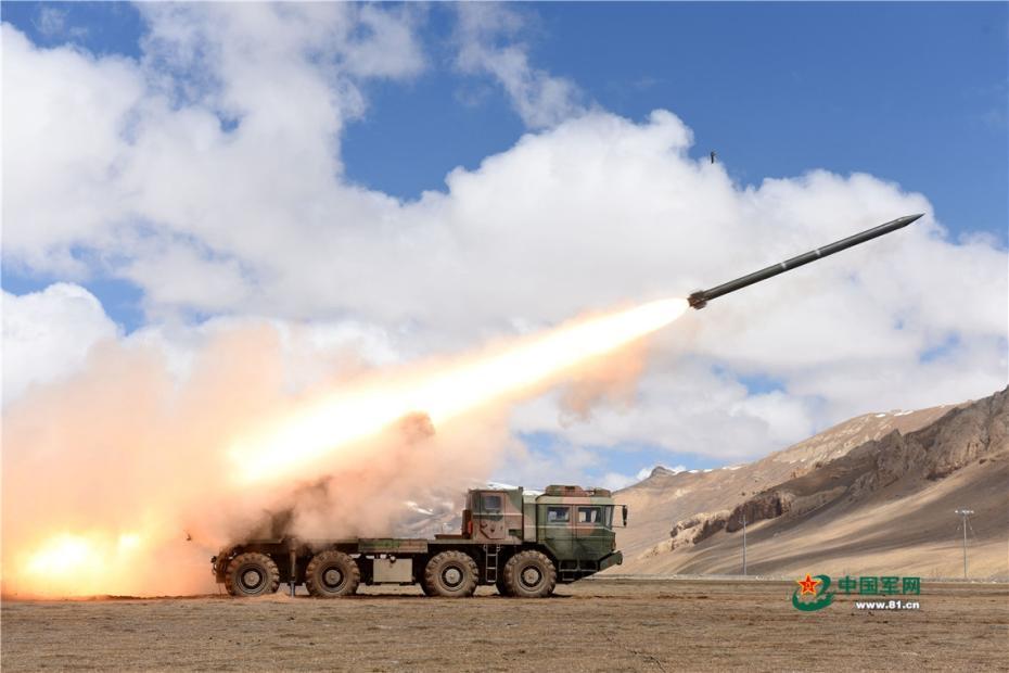 実弾射撃を行うチベット軍區(qū)のある砲兵旅団（寫真提供?中國軍網(wǎng)）。