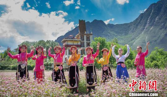 四川省丹巴県の「美人谷」でミスコンテスト開催