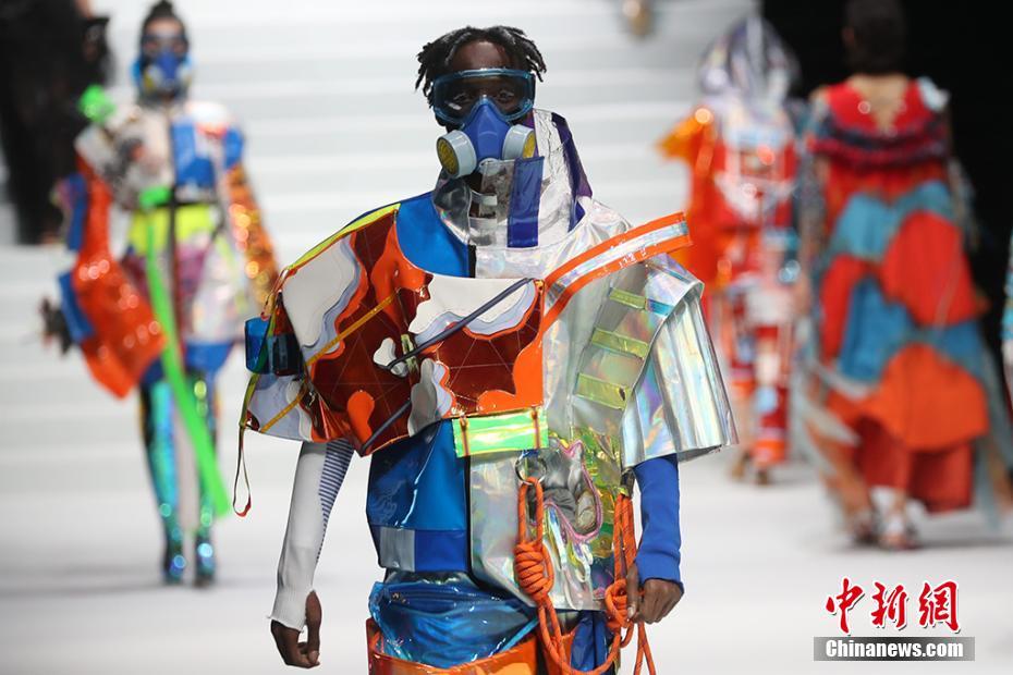 南京蕓術(shù)學(xué)院で卒業(yè)生のファッションショー