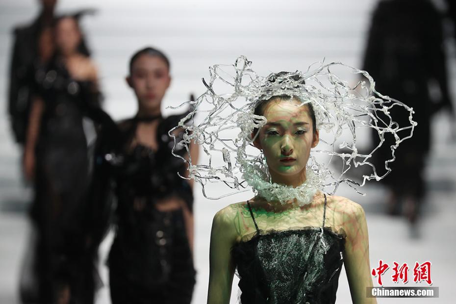 南京蕓術(shù)學院で卒業(yè)生のファッションショー