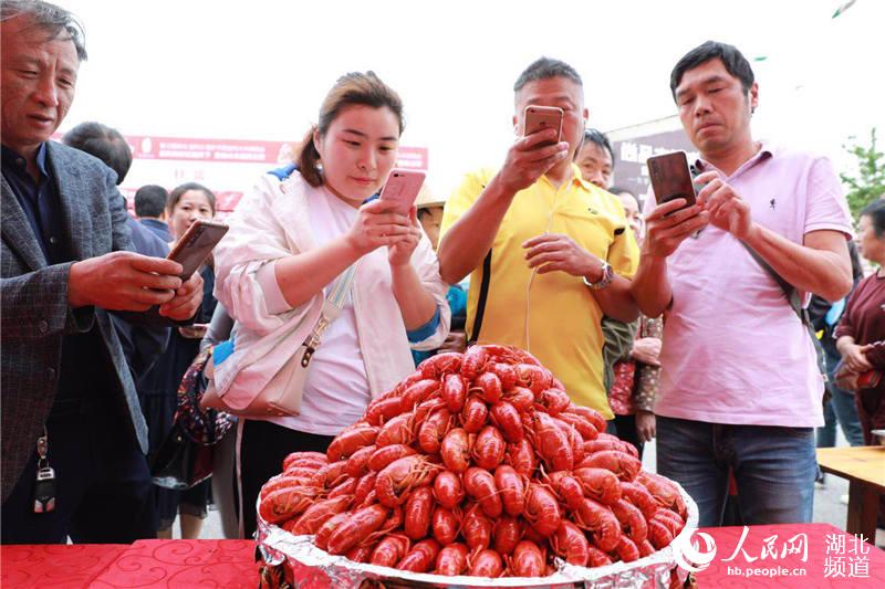 巨大鍋でザリガニ1萬匹！湖北省監(jiān)利県で開催のザリガニ祭り