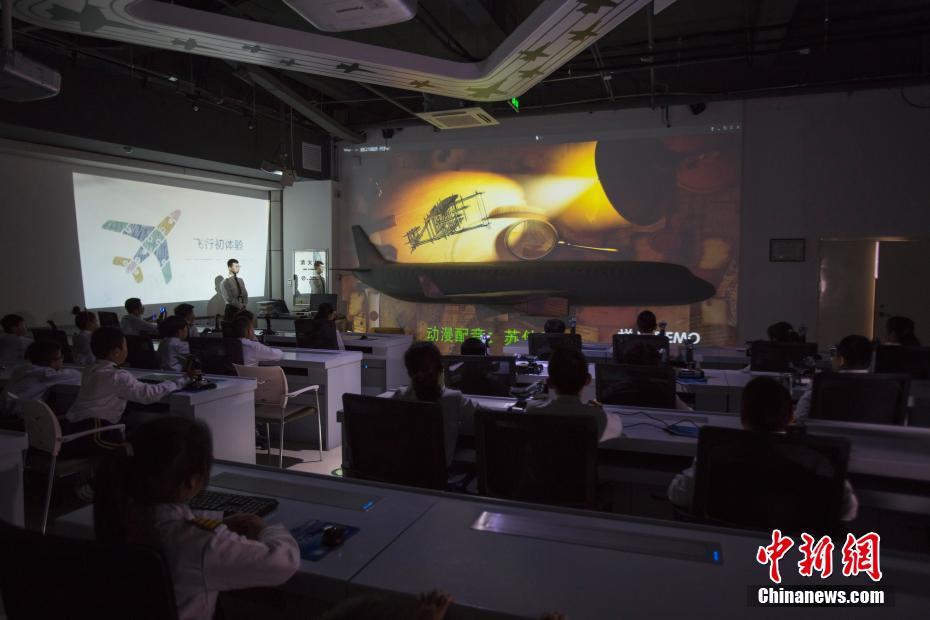 ハルビンの小學(xué)生が「パイロット」に変身！AR飛行を體験　 黒竜江省