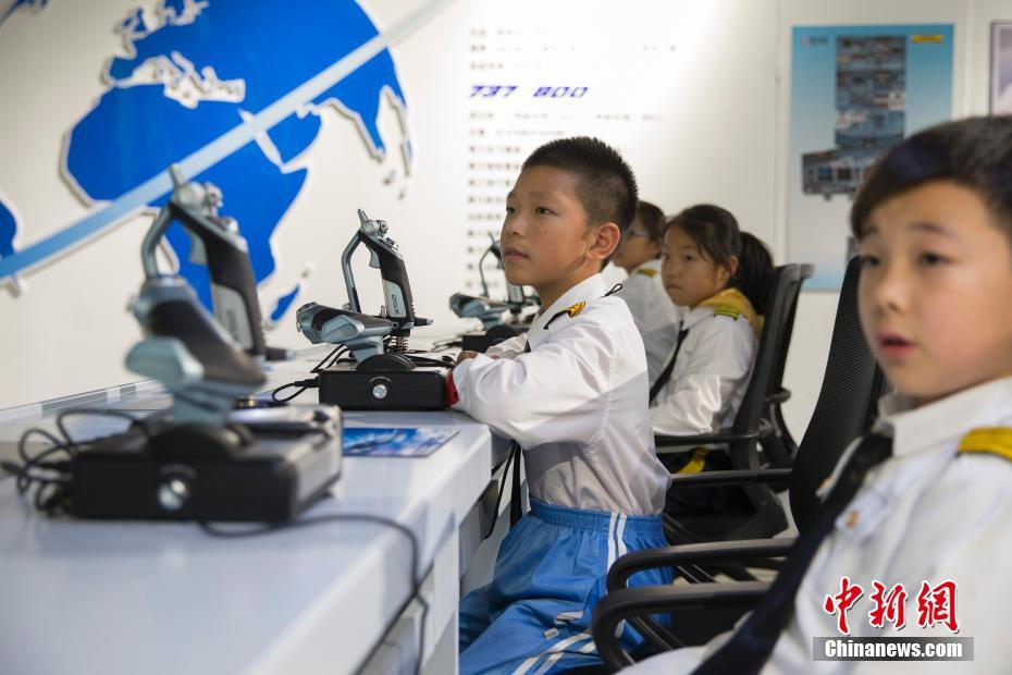 ハルビンの小學生が「パイロット」に変身！AR飛行を體験　 黒竜江省