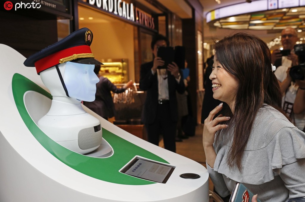 案內(nèi)ロボットの「セミ」に駅構(gòu)內(nèi)などの案內(nèi)をしてもらう乗客（寫真著作権は東方ICが所有のため転載禁止）。