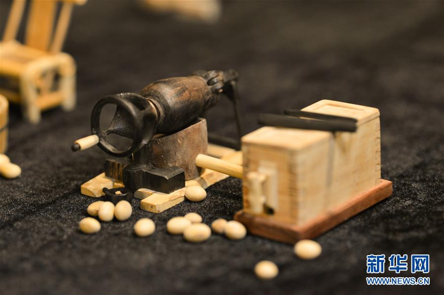 「昔ながらの道具」を手のひらサイズの木製ミニチュアに