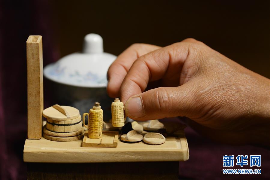 「昔ながらの道具」を手のひらサイズの木製ミニチュアに